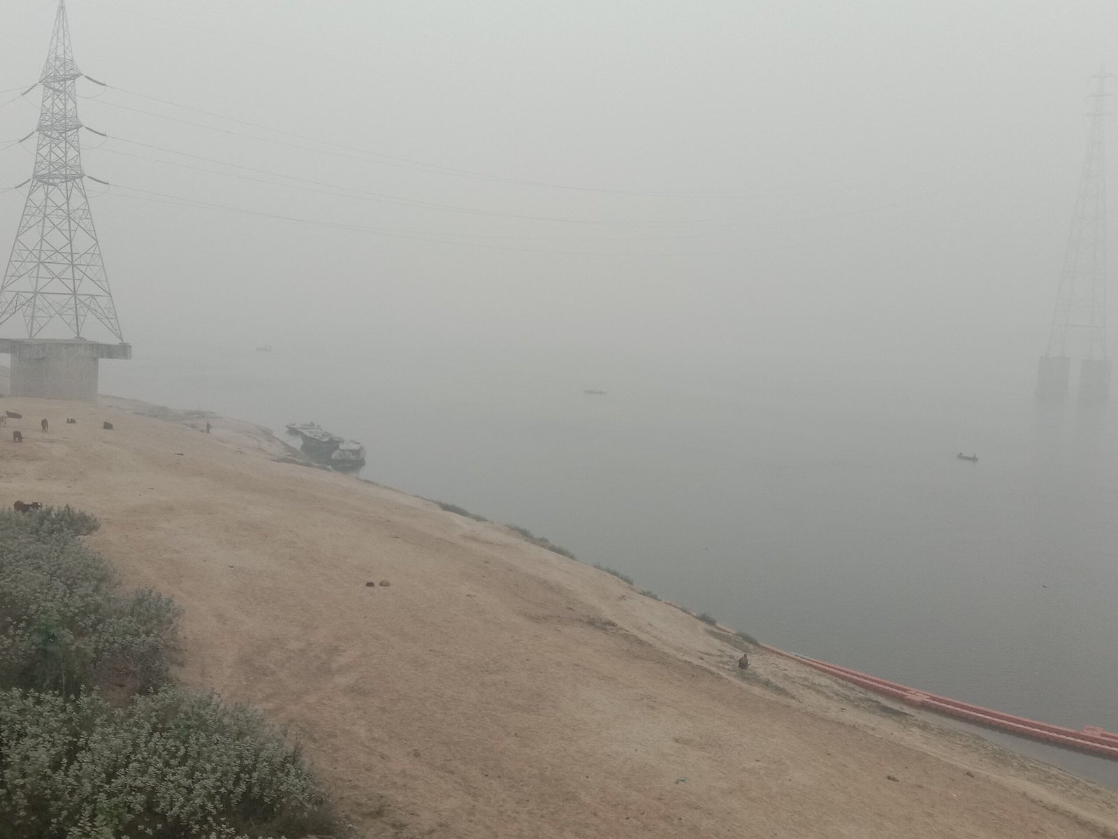 कोहरे की चादर में लिपटी लहरें, भीषण ठंड का कहर जारी, अस्सी घाट पर घटी पर्यटकों की संख्या
