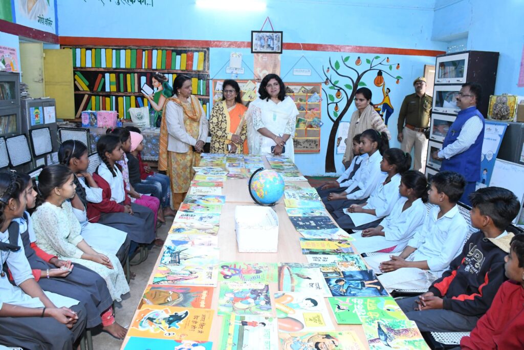 जिला कलक्टर शुभम चौधरी ने राजकीय बालिका उच्च माध्यमिक विद्यालय मानटाउन का औचक निरीक्षण कर विद्यालय परिसर में लाईब्रेरी, मिड-डे मील आदि व्यवस्थाओं का जायजा लिया।
छात्राओं से संवाद कर जांचा शैक्षणिक स्तर।