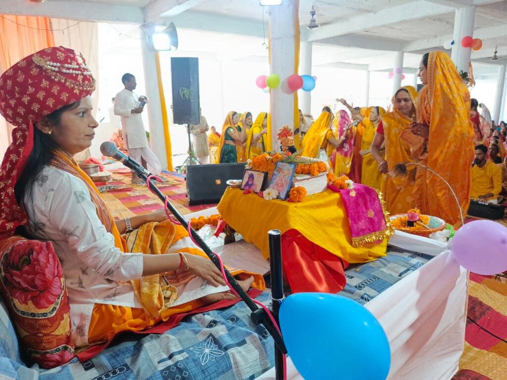 भागवत कथा में व्याख्यान देते हुए सुश्री भावना मार्कण्डेय