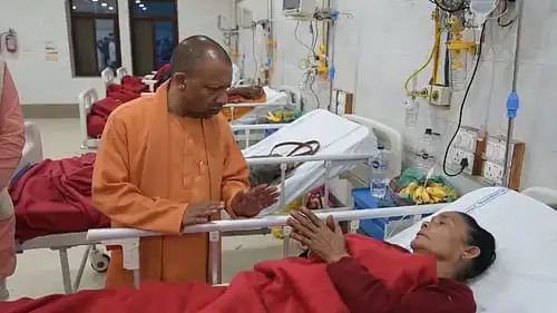 प्रयागराज :: एसआरएन अस्पताल पहुंचे सीएम योगी, हादसे में घायल हुए लोगों का जाना हाल, उपराष्ट्रपति संग किया लेटे हनुमान जी दर्शन