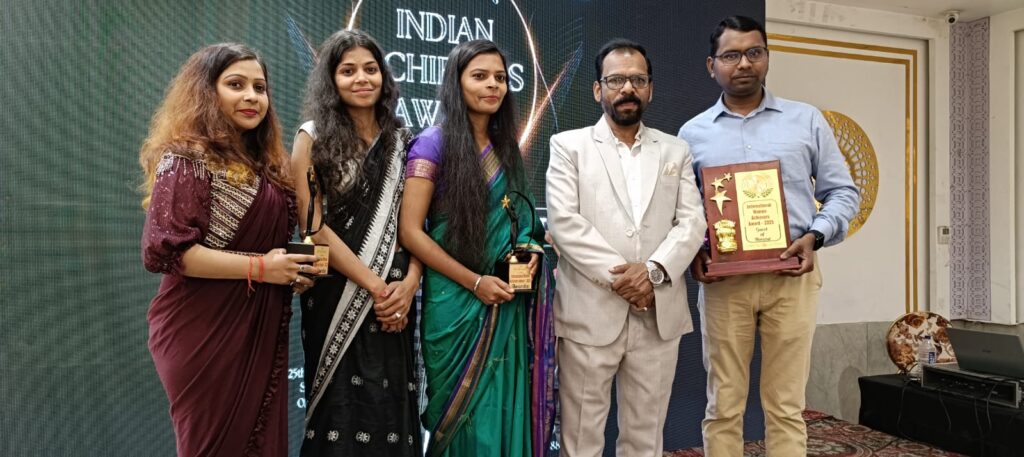 *नारी के बिना पुरुष का अस्तित्व संभव नहीं रवि शंकर हवेलकर* द डॉल्फिन फैशन डिजाइनर कंपनी के द्वारा आयोजित नेशनल वूमन अचीवर अवार्ड 2025 के रंगारंग कार्यक्रम का आयोजन होटल टोबो रेजीडेंसी लखनऊ में किया गया यहां बड़ी संख्या में जूनियर फिल्मी कलाकार,मेकअप,आर्टिस्ट, फैशन डिजाइनर, मॉडल आदि क्षेत्र में अपना उच्च स्थान प्राप्त किया है उन्हें सम्मानित किया गया। मुख्य अतिथि के रूप में रविशंकर हवेलकर पूर्व सदस्य प्रधानमंत्री आदर्श ग्राम योजना राज्य सरकार समिति उत्तर प्रदेश शासन ने सभी प्रतिभागी महिलाओं को संबोधित करते हुए कहा कि किसी भी राष्ट्र की प्रगति उनकी महिलाओं की प्रगति से की जाती है। सच में देखा जाए तो नारी से बड़ा धैर्यवान, सहनशील,ऊर्जावान, बिना थके बिना रुके निरंतर कार्य करने की जीविटता के कारण ही मात्र शक्ति भी कही जाती हैं। देश के आजादी 75 वर्षों के बाद मोदी सरकार ने सबसे ज्यादा आदि आबादी को सम्मान देने का काम किया है, लोकसभा के अंदर 35 प्रतिशत आरक्षण पूर्व प्रधानमंत्री इंदिरा गांधी से लेकर भारतीय मूल की कल्पना चावला सुनीता विलियम्स, राष्ट्रपति द्रौपदी मुर्मू वित्त मंत्री निर्मला सीतारमण इसका उदाहरण है राष्ट्र के गौरव का प्रतीक है।नारी को हम देवी के रूप में पूछते हैं स्त्री सदैव वंदनीय है हम भी मां बहन के रूप में धर्मपत्नी के रूप अन्य रूप में हमें सदैव सम्मान देना चाहिए। कार्यक्रम का आयोजन दि डॉल्फिन फैशन कंपनी के अध्यक्ष नितेश शिवहरे, मुख्य अतिथि रवि शंकर हवेलकर ,विशेष अतिथि दिनेश चंद्र पूर्व आई ए एस विशेष सचिव सचिवालय, वोमिक खान, अध्यक्ष उ पी ए ए, रामगोपाल काका जी, अजहर मिर्जा फिल्म एक्टर, मिस यूपी 2023, मनीष सिंह मिस उ पी 2024, वैष्णवी दुबे मिस उ पी 2025 ,शबाना बेगम समाजसेवी सहित सादाब खान पत्रकार, विकास दिनकर अधिवक्ता, विकास यादव जिला अध्यक्ष उन्नाव ,राजा मधुपिया, अनीता गुप्ता, आदि को अलंकरण से सम्मानित किया गया।