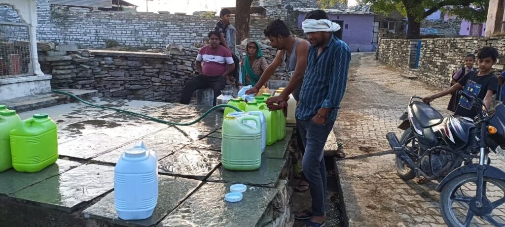 वंदे भारत न्यूज मोडक स्टेशन क्षेत्र निमाना गांव में दोडी मोहल्ला मे जलस्तर हुआ कम लोग और है पानी से परेशान