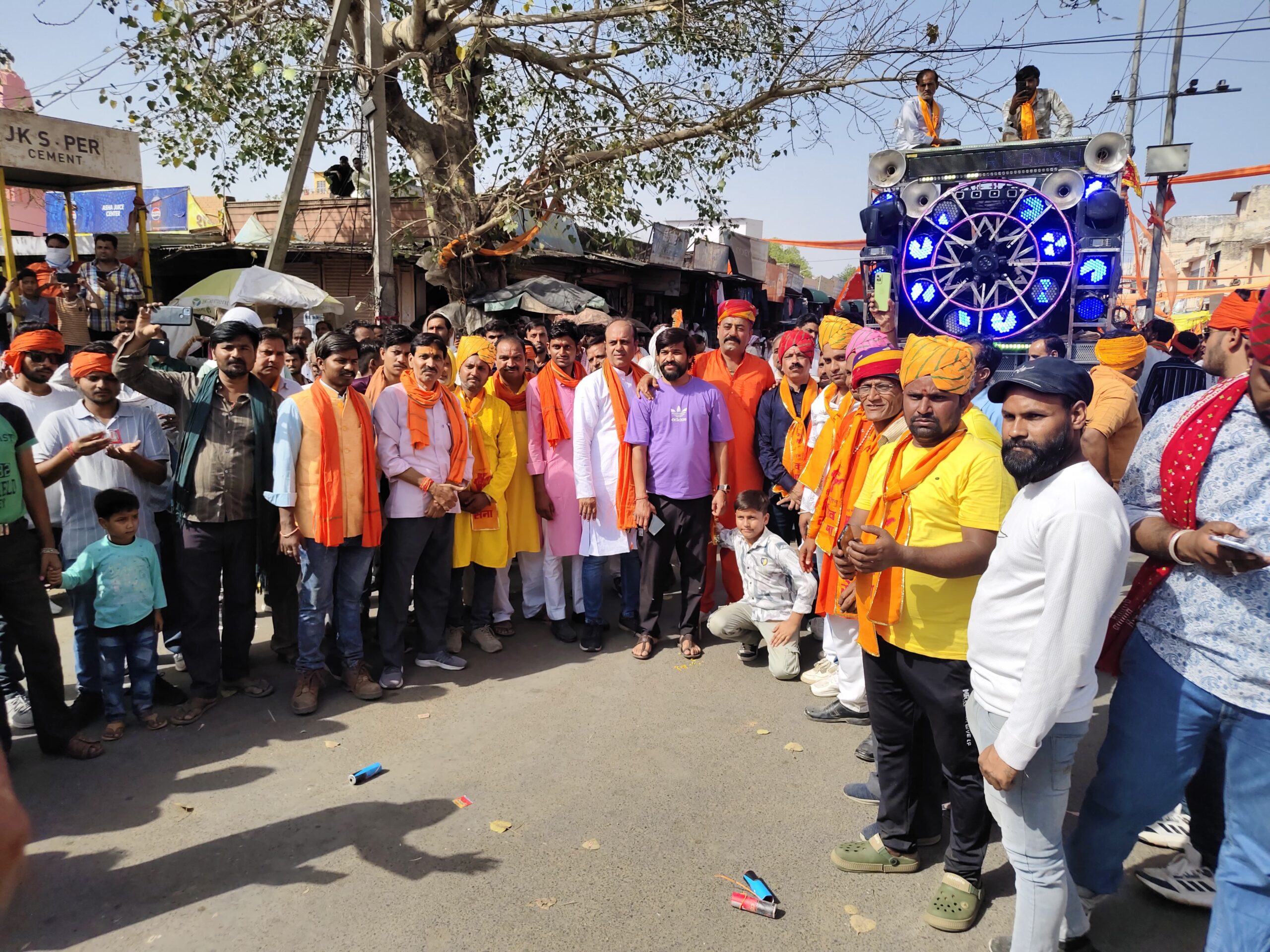 प्रेस नोट
*मानव सेवा प्रकृति प्रेमी ग्रुप ने भव्य हनुमान शोभायात्रा के स्वागत में बिछाए पलक पांवड़े पुष्प वर्षा से स्वागत एवं शीतल जल की व्यवस्था*
आज श्री हनुमान जयंती के पावन पर्व पर मानव सेवा प्रकृति प्रेमी ग्रुप सवाई माधोपुर की ओर से जिला कलेक्ट्रेट के पास मानटाउन स्कूल के सामने गणेश नगर बी से आने वाली विशाल भगवा शोभायात्रा का रंगोली सजाकर, पुष्प वर्षा कर एवं पीने के लिए अध्यक्ष हनुमान सिंह नरूका के नेतृत्व में शीतल पानी की बोटलो की व्यवस्था की गई। इसके बाद शर्मा होटल चोराहे पर बाहर से पधारें अखाड़े टीमो के ऊपर भी इस शोभायात्रा में चार चांद लगाने पर पुष्प वर्षा की गई।इस अवसर पर संरक्षक विनोद कुमावत, सचिव राजेश सैनी,संगठन मंत्री रामबाबू कुमावत, प्रभारी श्रवण सिंह गवारिया, लड्डूलाल लोधा, चंचल सैनी पार्षद, पं मुकेश गौत्तम, सहित ग्रुप के कई पर्यावरण प्रेमी मौजूद रहे।