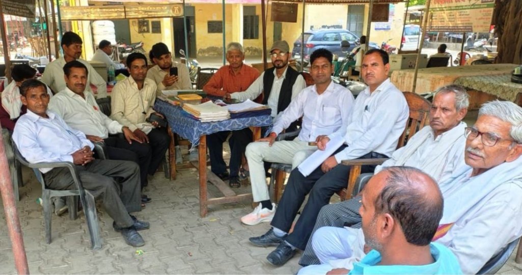 सिकंदराराऊ 25 अप्रैल । देवी अहिल्याबाई होल्कर की 300 वीं जयंती के उपलक्ष्य में सिकंदराराऊ शहर में हर वर्ष की भाँति निकलने वाले नगर के ऐतिहासिक मेले (शोभा यात्रा) को लेकर एक बैठक रविवार को राधा नगर कॉलोनी सिकंदराराऊ में भगवान सिंह बघेल (लक्ष्मी प्रिंटिंग प्रेस) के आवास के पास सुबह 11:00 बजे से होगी । आयोजकों ने बैठक में अधिक से अधिक संख्या में भाग लेने की अपील की है कि समय से पहुंचकर अपने-अपने विचार व्यक्त करें एवं मेले को और अधिक भव्य बनाने में सहयोग प्रदान करें। यह बैठक अति महत्वपूर्ण है। इसी दिन मेला कमेटी का भी चुनाव होना है। यह जानकारी मेला संयोजक डॉ अवधेश बघेल, नरेश बघेल, प्रबल प्रताप, देवेन्द्र बघेल, भगवान सिंह बघेल आदि ने दी है।