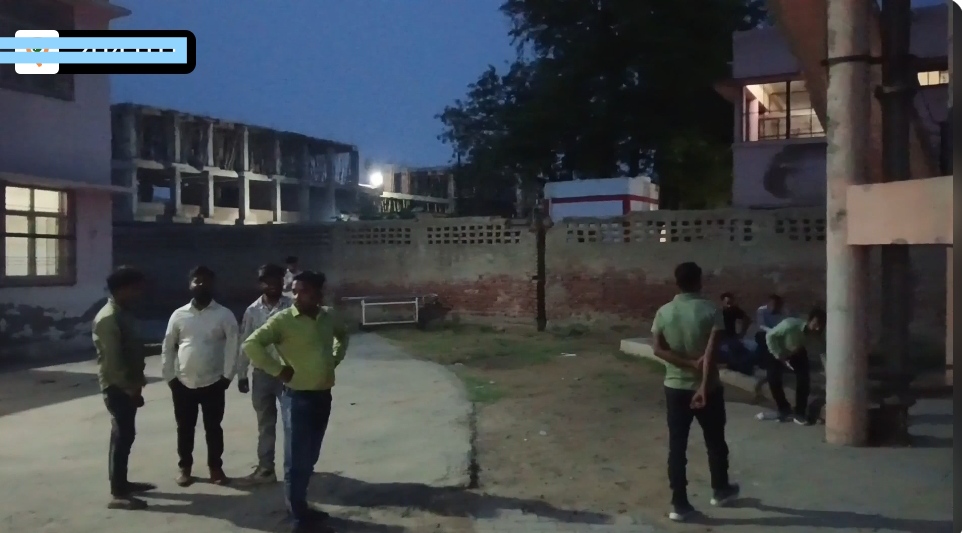 कोतवाली हाथरस गेट क्षेत्र के अलीगढ़ रोड स्थित गोलघर के पास तहसील से काम करके बाइक से घर वापस जा रहे एक युवक श्याम सुंदर को किसी अज्ञात बाहन ने टक्कर मार दी जिससे श्याम सुंदर की दर्दनाक मौत हो गई वहीं मृतक के परिजन ने बताया की श्याम सुंदर तहसील में सफाई कर्मचारी के रूप में तैनात हैं जब वह तहसील से काम करके वापस अपने घर कोटा कपूरा जा रहे थे तभी रास्ते में अलीगढ़ रोड स्थित गोलघर के पास किसी अज्ञात वाहन ने श्याम सुंदर की बाइक में टक्कर मार दी जिससे उसकी मृत्यु हो गई वहीं सूचना पर पहुंची पुलिस ने श्याम सुंदर के शव को कब्जे में लेकर पोस्टमार्टम के लिए भेजा और अज्ञात वाहन की तलाश शुरू कर दी।