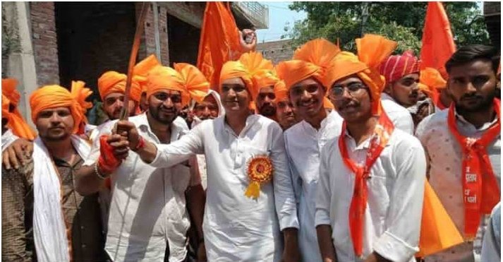 सिकंदराराऊ (हसायन) 11 मई । स्थानीय कस्बा में क्षत्रिय समाज के अग्रणी अग्रज वीर शिरोमणी सम्राट वीर महापुरूष महाराणा प्रताप की जंयती पर क्षत्रिय समाज ने जन्मोत्सव मनाया गया। क्षत्रिय समाज के द्वारा वीर शिरोमणी महापुरूष वीर महाराणा प्रताप के जन्मोत्सव पर कस्बा में शोभायात्रा निकाली गई। महाराणा प्रताप की शोभायात्रा के आयोजन पर क्षत्रिय युवा वर्ग के द्वारा रक्तदान शिविर का भी आयोजन किया गया। रक्तदान शिविर का शुभारंभ पूर्व ब्लाक प्रमुख श्वेता सिंह के पति सुमंत किशोर सिंह व अन्य अतिथियों ने फीता काटकर किया। क्षत्रिय समाज के लोगों के द्वारा शोभायात्रा में जय भवानी जय राजपूताना, जय महाराणा प्रताप के जयकारे लगाए। क्षत्रिय वीर शिरोमणी सम्राट महापुरूष वीर महाराणा प्रताप की शोभायात्रा के दौरान क्षत्रिय समाज के द्वारा भगवा रंग की ध्वज पताका लगाई गई। महाराणा प्रताप के वशंजो के द्वारा शोभायात्रा में महाराणा प्रताप की वीर गाथा का गुणगान किया।शोभायात्रा कस्बा के गडौला मार्ग से प्रारंभ होकर कस्बा के बाजार से निकाली गई। शोभायात्रा में क्षत्रिय समाज के कस्बा व देहात क्षेत्र के लोगों की काफी भीडभाड दिखाई दी। कार्यक्रम के दौरान अतिथियो का पुष्प माला अंग वस्त्र पहनाकर महाराणा प्रताप का छाया छविचित्र भेंटकर स्वागत भी किया गया।