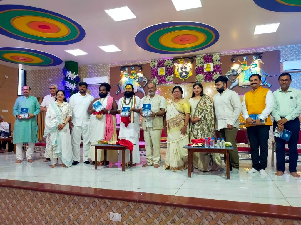 સુપ્રસિધ્ધ યાત્રાધામ ડાકોર ખાતે આજરોજ નિર્જળા એકાદશી પવિત્ર દિને ડાકોર એટલે કે ડંકપુર .ખાખરીયું વન. જેવા નામથી ઓળખાતું હતુ. યાત્રાધામ ડાકોરમાં અંબાવાડી પથિકાશ્રમ ખાતે ડાકોરના ગૌરવશાળી ઇતિહાસનું દસ્તાવેજી કરણ એટલે ડંકતરંગીણી ગ્રંથનું વિમોચન મુખ્ય મહેમાનો તથા અતિથિ વિશેષ ની ઉપસ્થિતિ હતી. *મહંત શ્રી દંડી સ્વામી આશ્રમ વિજય દાસજી મહારાજ તથા મહામંડલેશ્વર શ્રી જય રામદાસજી મહારાજ ગુરુ ઓમ આશ્રમ ની તેમજ ડાકોર અંબાવાડી પથિક આશ્રમ તેમજ ૮૩૫ કેળવણી મંડળ પંચના સભ્યો આગેવાનો તેમજ ભૂદેવો ની ઉપસ્થિતિમાં મંચસ્થ મહાનુભાવનું સ્વાગત કરી દીપ પ્રાગટ્ય કરી આ ગ્રંથનું વીમોચનનો કાર્યક્રમ યોજયો