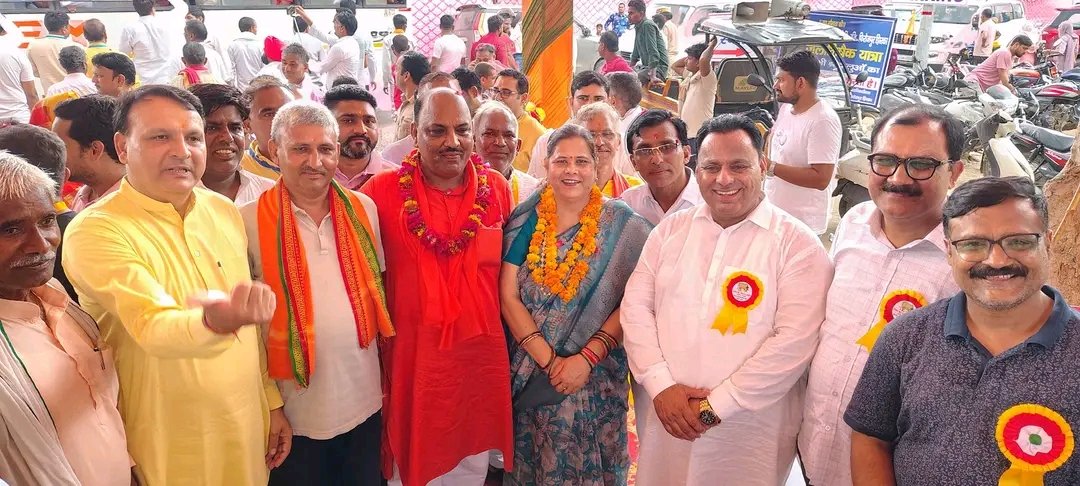 जिलाध्यक्ष पिंटू के साथ कार्यकर्ता