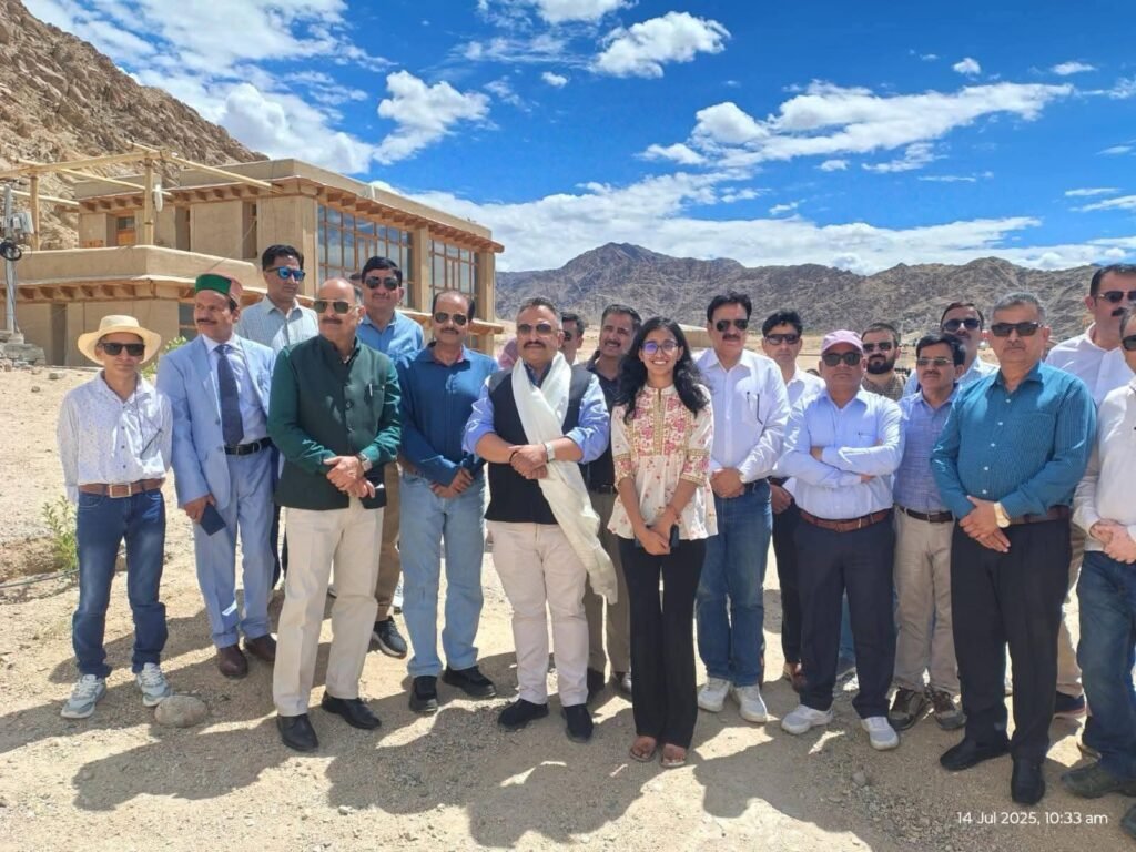 ▪️…. लद्दाख दौरे पर गए शिक्षा मंत्री ने सोनम वांगचुक से की मुलाकात... ▪️…. शिक्षा मंत्री रोहित ठाकुर की अगुवाई में लद्दाख दौरे पर गए हिमाचल के शैक्षणिक दल ने आज प्रसिद्ध सामाजिक कार्यकर्ता, पर्यावरणविद एवं शिक्षाविद सोनम वांगचुक द्वारा स्थापित हिमालयन इंस्टीट्यूट ऑफ अल्टरनेटिव लद्दाख (HIAL) का दौरा किया। ▪️…. हिमाचल के दल ने संस्थान के अनूठे शिक्षा मॉडल का अवलोकन किया, जो पारंपरिक पाठ्यपुस्तकों से हटकर ‘लर्निंग बाय डूइंग’ यानी व्यावहारिक अनुभव आधारित शिक्षा प्रणाली पर आधारित है। यहां छात्रों को स्थानीय समस्याओं, जलवायु परिस्थितियों और समुदाय की आवश्यकताओं के अनुरूप प्रशिक्षण दिया जा रहा है, जिससे उनमें नेतृत्व, नवाचार और समस्या समाधान की क्षमताएं विकसित हो रही हैं। ▪️…. इस दौरान समग्र शिक्षा हिमाचल के राज्य परियोजना निदेशक राजेश शर्मा, उच्च शिक्षा निदेशक डॉ. अमरजीत शर्मा तथा स्कूली शिक्षा निदेशक आशीष कोहली विशेष तौर पर उपस्थित रहे।