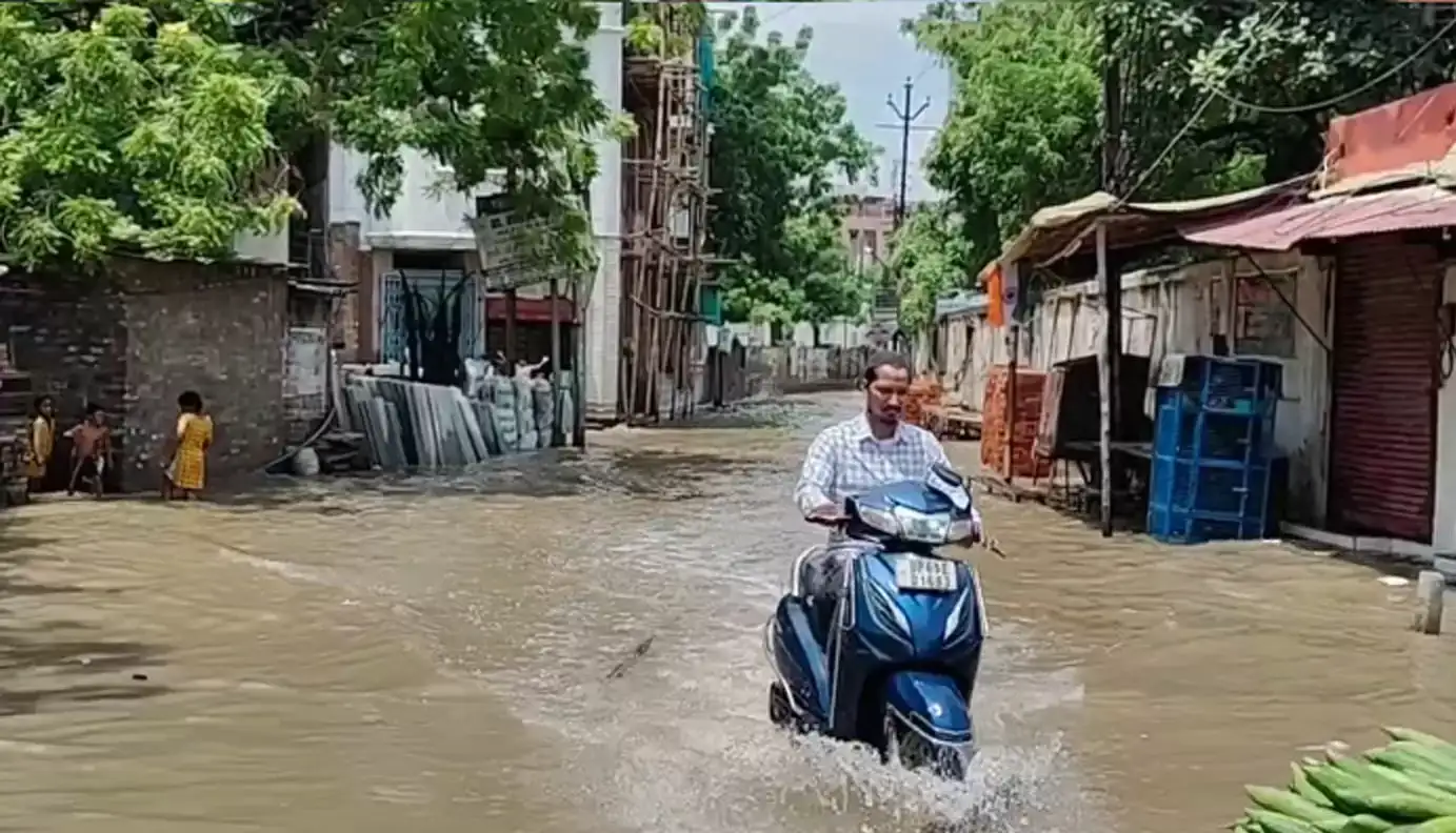 वाराणसी में बारिश से जलजमाव और जाम, कांग्रेस अध्यक्ष अजय राय ने कसा तंज