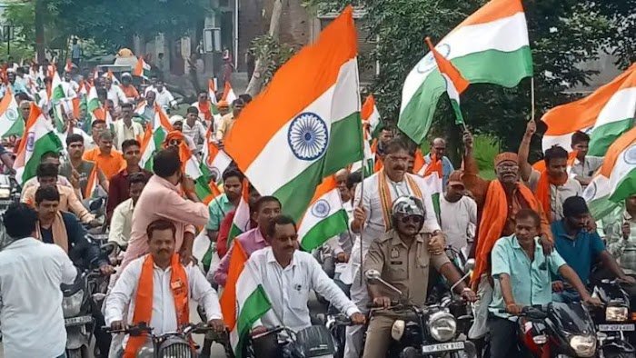 वाराणसी की खबरें : दो किमी लंबी रैली में वीसी-छात्र बने तिरंगा यात्री, गूंजा-वंदेमातरम्, काशी की सड़कों पर कई जगह उतरे देशभक्त