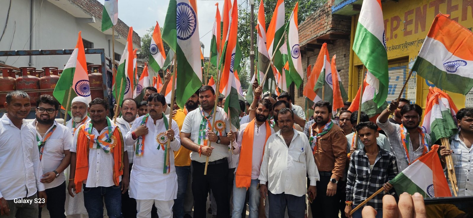 हाथरस पुरदिलनगर : क़स्बा पुरदिलनगर मे भाजपा नगर अध्यक्ष के नेतत्व मे हर घर तिरंगा अभियान के तहत तिरंगा यात्रा का आयोजन मोहल्लागढ़ काली माता मंदिर से प्रारम्भ हुई । इस तिरंगा यात्रा मे मुख्य अतिथि के रूप मे नगर अध्यक्ष हर्शकांत कुशवाहा अधिशासी अधिकारी संदीप सारवत
मौजूद रहे मुख्य अतिथि द्धारा तिरंगा यात्रा का शुभारभ किया।
तिरंगा यात्रा गगन चुम्बीय नारे बाजी के साथ मोहल्ला गढ़ काली माता मंदिर से प्रारम्भ होकर मुख्य बाजार, जवाहर चौक होते हुए अम्बेडकर तिराहा मोहल्ला सराफान नगर पंचायत कार्यालय पर पहुँच कर समापन किया गया जिसमे सेकड़ो भाजपा कार्यकर्ताओ ने भाग लिया। चौकी इंचार्ज जोगिंदर सिंह हेड कांस्टेबल पुष्पेंद्र सौरभ शर्मा सभी पुलिस बल प्रशासन मौजूद रहा
इस अवसर पर नगर अध्यक्ष हर्ष कांत कुशवाहा अधिशासी अधिकारी संदीप सारवत अमरदीप विनय राघव विनीत कुमार धर्मेंद्र ठाकुर चंद्रकांत कुशवाहा मोहित कुशवाहा रवि कुशवाहा हिंदूवादी भूपेंद्र चौधरी सभासद महावीर गौरी शंकर विनीत जखेटिया ऋषिकांत रामगोपाल सौरभ यादव आनंद गोला शशिकांत भारद्वाज उमेश कुशवाहा श्याम बाबू कुशवाहा सुमन जैन खुशबू अन्य भाजपा कार्यकर्त्ता मौजूद रहे।