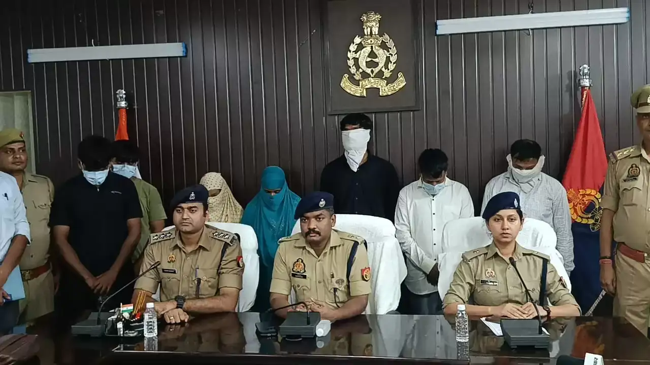 विदेशों में नौकरी दिलाने के नाम पर चल रहा फर्जीवाड़ा: Varanasi में फर्जी कंपनी और 2 कॉल सेंटर सीज, 7 आरोपी अरेस्ट