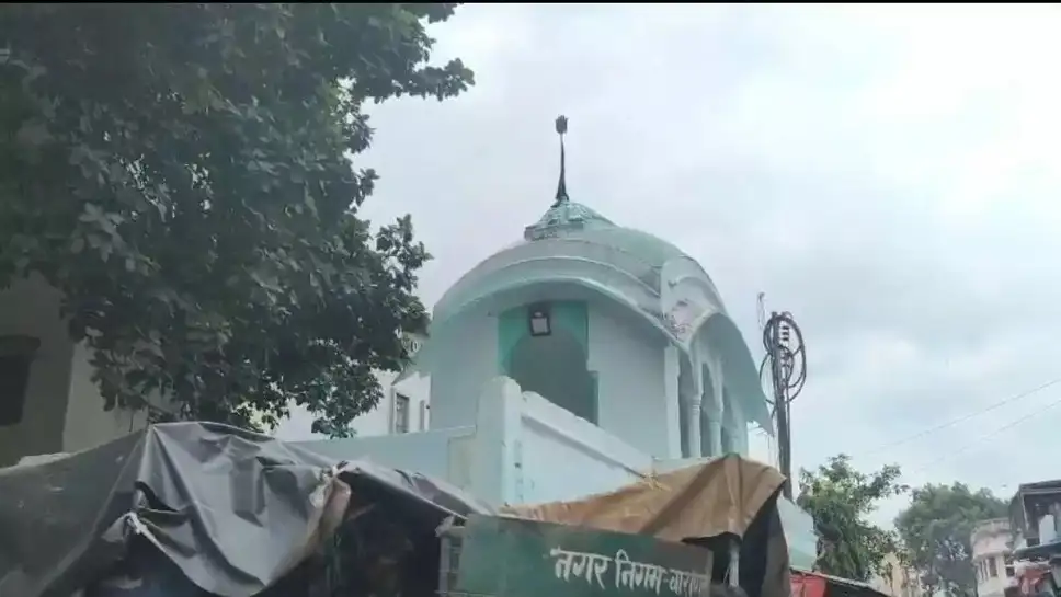 वाराणसी: इमामबाड़े की जमीन की हुई पैमाइश, कुएं का किया निरीक्षण