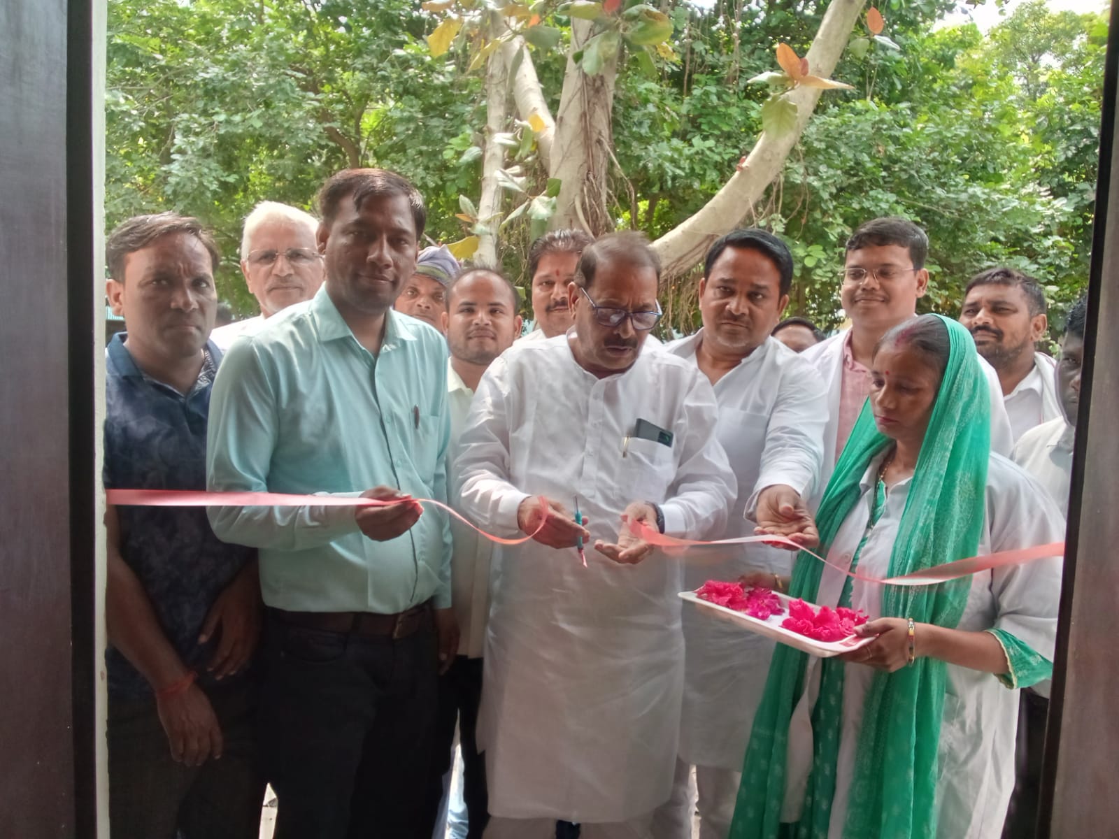 पुरदिलनगर : भाजपा मण्डल पुरदिलनगर मे प्रधानमंत्री मोदी जी के जन्मदिन के अवसर पर सेवा पखवाड़ा के अंतर्गत सामुदायिक स्वास्थ्य केंद्र पोरा में रक्तदान शिविर आयोजन स्वास्थ्य विभाग द्धारा किया गया जिसका शुभारंभ माननीय विधायक बीरेन्द्र सिंह राणा ने किया अध्यक्षता मण्डल अध्यक्ष सचिन दीक्षित ने की। स्वास्थ्य विभाग प्रभारी चिकित्सा अधिकारी डॉ० अंकुश सिंह भी उपस्थित रहे
विधायक बीरेन्द्र सिंह राणा ने कहा
रक्तदान केवल जीवनदान नहीं, बल्कि मानवीय संवेदना और सामाजिक उत्तरदायित्व का सर्वोच्च प्रतीक है। इस रक्तदान शिविर मे भाजपा के कई कार्यकर्ताओ ने रक्तदान किया।
इस अवसर पर मण्डल अध्यक्ष पुरदिलनगर  सचिन दीक्षित, मण्डल अध्यक्ष हसायन सुनील कुमार,  बंटी आर्य,  प्रवेश परमार,  हरीश गोयल, शैलेश प्रताप, श्री सुरेश चौहान, संजय लोधी, डॉ० अंकुश सिंह, डॉ० हितेश गुप्ता, ब्लड बैंक डॉ० गोपाल सिंह,भूपेन्द्र चौहान, रमेश चन्द्र लोधी, योगेश राजपूत, अनिल छोहबान, अंकित चौहान, विष्णु शर्मा, मुकेश सोनी, प्रेमपाल, के पी परमार सहित आदि जन उपस्थित रहे !!