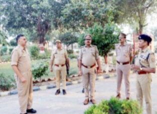 पुलिसअधीक्षक हाथरस श्री चिरंजीव नाथ सिन्हा द्वारा रिजर्व पुलिस लाइन हाथरस में प्रातः शुक्रवार परेड का निरीक्षण कर सलामी ली गई । तत्पश्चात परेड में सम्मिलित पुलिस कर्मियों को शारीरिक रुप से फिट रहने हेतु दौड़ लगवाई गई व परेड के दौरान अनुशासन व एकरुपता के लिए टोलीवार ड्रिल कराई गई। सर्वप्रथम पुलिस अधीक्षक हाथरस महोदय के आगमन पर परेड द्वारा उनको सलामी दी गई। तत्पश्चात महोदय द्वारा परेड का निरीक्षण किया गया। निरीक्षण के दौरान परेड में उपस्थित पुलिसकर्मियों की वर्दी को देखा गया तथा साफ-स्वच्छ वर्दी धारण करने हेतु सभी को निर्देशित किया गया, तत्पश्चात परेड करायी गयी। महोदय द्वारा परेड में उपस्थित डॉग स्क्वायड, ड्रोन कैमरा आदि का निरीक्षण कर सम्बन्धित को आवश्यक दिशा-निर्देश दिये गये। तत्पश्चात पुलिस अधीक्षक महोदय द्वारा क्वार्टर गार्द का निरीक्षण किया गया । क्वार्टर गार्द निरीक्षण के दौरान सर्वप्रथम क्वार्टर गार्द पर तैनात गार्द द्वारा सलामी दी गई। महोदय द्वारा क्वार्टर गार्द, स्टोर रूम की उचित साफ-सफाई रखने हेतु प्रतिसार निरीक्षक को निर्देशित किया गया। इसके उपरान्त पुलिस अधीक्षक महोदय द्वारा पुलिस लाईन स्थित आदेश कक्ष में अर्दली रूप किया गया। अर्दली रूम के दौरान विभिन्न शाखाओं तथा गार्दों के रजिस्टरों/निरीक्षण पुस्तिकाओं को चैक किया गया। पुलिस अधीक्षक महोदय द्वारा जनपद में लगी गार्दों को समय-समय पर चैक करने एवं निरीक्षण पुस्तिका में अंकन करने हेतु सम्बन्धित को आदेशित किया गया। इस दौरान प्रतिसार निरीक्षक श्री राजकुमार सिंह एवं समस्त कार्यालयों/पुलिस लाईन से आये हुए अधिकारीगण/कर्मचारीगण मौजूट