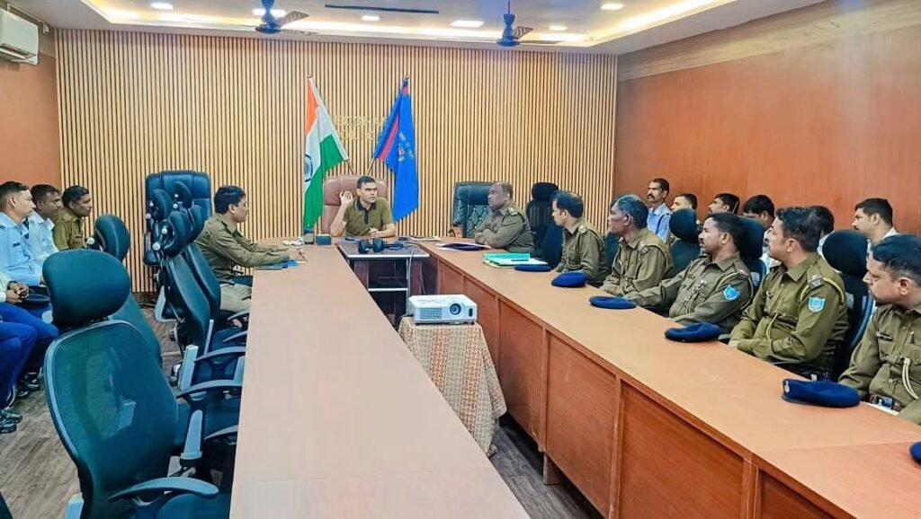 देवघर में पुलिस महकमे में बड़ा फेरबदल, एसपी ने कई पुलिस पदाधिकारियों का किया तबादला।देवघर ब्रेकिंग :– पुलिस विभाग में प्रशासनिक स्तर पर बड़ा फेरबदल किया गया है। देवघर जिले के कई पुलिस पदाधिकारियों को तत्काल प्रभाव से स्थानांतरित कर उनके नए पदस्थापन स्थल पर योगदान देने का निर्देश जारी किया गया है। संबंधित थाना/प्रतिष्ठान प्रभारी को अनुपालन सुनिश्चित कराने के आदेश भी दिए गए हैं।जारी सूची के अनुसार :—1. पु.अ.नि. सर्वनारायण झा को पुलिस केंद्र, देवघर से स्थानांतरित कर यातायात थाना भेजा गया है।2. पु.अ.नि. सेतलाल बारला को पुलिस केंद्र, देवघर से चितरा थाना में पदस्थापित किया गया है।3. पु.अ.नि. साहेब राम किरकू को महिला थाना, देवघर से मारगोमुंडा थाना भेजा गया है।4. पु.अ.नि. विजय कुमार-1 का तबादला मारगोमुंडा थाना से कर कोर्ट हाजत, देवघर में किया गया है।5. स.अ.नि. अरविंद महतो को मधुपुर थाना से यातायात थाना भेजा गया है।6. स.अ.नि. शिवशंकर प्रसाद को कोर्ट हाजत, देवघर से यातायात थाना में स्थानांतरित किया गया है।7. स.अ.नि. चंचल प्रसाद यादव को पुलिस केंद्र, देवघर से यातायात थाना भेजा गया है।8. स.अ.नि. मनोज कुमार पासवान का तबादला पुलिस केंद्र, देवघर से चितरा थाना में किया गया है।9. स.अ.नि. सुखाड़ी सिंह को वीआईपी मॉनिटरिंग सेल से स्थानांतरित कर बाबा मंदिर थाना भेजा गया है।10. स.अ.नि. चुन्नू प्रसाद मंडल को बाबा मंदिर थाना से पुलिस केंद्र, देवघर में पदस्थापित किया गया है।देवघर एसपी सौरभ ने कहा कि इस बदलाव का उद्देश्य देवघर जिला की विधि व्यवस्था को और भी दुरुस्त करना और अधिक प्रभावी बनाना है।जिससे जिला में शांति और विधि व्यवस्था बनी रहे।