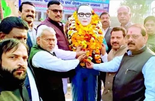 अखिल भारतीय विद्यार्थी परिषद पुरदिलनगर इकाई के सदस्यों ने कस्बे के आंबेडकर तिराहे पर बाबा साहेब की प्रतिमा पर माल्यार्पण कर श्रद्धांजलि दी। इस दौरान प्रांत कार्यकारिणी सदस्य जयंत चौधरी, नगर अध्यक्ष राहुल कुशवाहा, कृष्णकांत आर्य, प्रशांत, गौरव, अमन नागर, कन्हैया आदि मौजूद रहे।जनप्रतिनिधियों ने आंबेडकर प्रतिमा पर किया माल्यार्पण इधर, डीपी भारती, भाजपा जिलाध्यक्ष प्रेम सिंह कुशवाहा, सांसद अनूप प्रधान, विधायक वीरेंद्र सिंह राणा, ब्लॉक प्रमुख धर्मेंद्र प्रताप सिंह ने बाबा साहेब प्रतिमा पर माल्यार्पण कर नमन किया। भीकम सिंह चौहान, पंकज गुप्ता, सचिन दीक्षित, सुनील कुमार मौजूद रहे