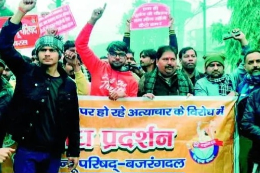 बांग्लादेश मेंसलाहकार मोहम्मद यूनुस के खिलाफ जमकर नारेबाजी की गई। आंबेडकर तिराहे पर बांग्लादेश सरकार का पुतला दहन किया गया।मिलेंटअल्पसंख्यक हिंदुओं पर हो रहे हमलों के विरोध में रविवार को पुरदिलनगर में प्रदर्शन किया गया। विश्व हिंदू परिषद और बजरंग दल के पदाधिकारियों व कार्यकर्ताओं के साथ युवाओं ने कन्या इंटर कॉलेज पर एकत्र होकर मुख्य बाजार होते हुए नगर के आंबेडकर तिराहे तक विरोध मार्च निकाला। इस दौरान बांग्लादेश सरकार और उसकेविश्व हिंदू परिषद के जिलाध्यक्ष भानु प्रताप सक्सेना ने कहा कि दोषियों पर बांग्लादेश सरकार कार्रवाई नहीं कर रही। यह चिंताजनक है। इस दौरान नगर आयोजक ललित द्विवेदी, सुधांशु आर्य, सुरेश चंद आर्य, बंटी आर्य, सचिन दीक्षित, संजय दुबे मौजूद रहे।39 बजे से सांय 5:30 बजे तक