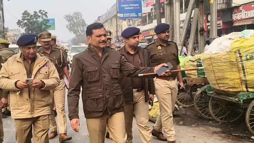 Varanasi Traffic News: लंका में अवैध पार्किंग पर सख्त पुलिस कमिश्नर, सड़क पर उतरकर दुकानदारों को दी अंतिम चेतावनी 11 0bedeb74cd27ba71b62e38d4c50e960e3bdfb30184ff8c4e9138ed607b22e88e.0