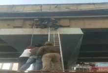 लहरतारा–चौकाघाट फ्लाईओवर के बीम में घुसा युवक, राहगीरों पर फेंके पत्थर, फायर ब्रिगेड ने सुरक्षित उतारा