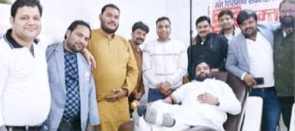 जब सेवा का संकल्प हृदय में हो और प्रेरणा संत शिरोमणि गुरु रविदास जैसे महापुरुषों की हो, तो समाज में परिवर्तन की लहर दौड़ना निश्चित है। इसी भावना को चरितार्थ करते हुए जनपद के प्रमुख सामाजिक संगठन 'निस्वार्थ सेवा संस्थान' द्वारा बागला जिला अस्पताल, हाथरस में एक विशाल रक्तदान शिविर का आयोजन किया गया। संत शिरोमणि गुरु रविदास जी की जयंती के पावन अवसर पर आयोजित इस शिविर ने न केवल गुरुजी के 'मानवता ही धर्म है' के संदेश को जीवंत किया, बल्कि 60 यूनिट रक्त एकत्रित कर कई अनमोल जीवन बचाने की दिशा में एक बड़ा कदम भी उठाया। संत शिरोमणि गुरु रविदास माल्यार्पण के साथ हुआ मंगलारंभ कार्यक्रम का शुभारंभ अत्यंत गरिमामय रहा। शिविर में सुबह से ही युवाओं और संस्थान के वॉलिन्टियर्स का उत्साह देखने योग्य था। जिला अस्पताल की कुशल चिकित्सक टीम और ब्लड बैंकविभाग के सहयोग से पूरी प्रक्रिया को अत्यंत व्यवस्थित ढंग से संपन्न किया गया। रक्तदाताओं की सुरक्षा का विशेष ध्यान रखते हुए पहले उनका हीमोग्लोबिन और अन्य आवश्यक स्वास्थ्य परीक्षण किए गए। चिकित्सकों ने बताया कि एकत्रित किया गया 60 यूनिट रक्त आपातकालीन स्थितियों, दुर्घटनाओं और थैलेसीमिया जैसी बीमारियों से जूझ रहे जरूरतमंद मरीजों के लिए जीवनदान साबित होगा। इस अवसर पर अध्यक्ष सुनील अग्रवाल ने कहा कि गुरु रविदास जी ने समाज को समानता और निस्वार्थ प्रेम का मार्ग दिखाया था, और आज का यह रक्तदान शिविर उन्हीं के बताए आदशों को समाज तक पहुँचाने का एक माध्यम है। "रक्तदान केवल एक प्रक्रिया नहीं, बल्कि मानवता के प्रति हमारी जिम्मेदारी है। हमारे द्वारा दी गई रक्त की एक यूनिट किसी उजड़ते हुए परिवार का चिराग बचा सकती है। गुरु रविदास जी ने हमेशा दूसरों की भलाई को सर्वोपरि रखा, और हमारा संस्थान उसी मार्ग पर चलने के लिए प्रतिबद्ध है।" शिविर की सबसेइनकी रही गरिमामयी उपस्थिति इस पुनीत कार्य को सफल बनाने में अध्यक्षसुनील अग्रवाल, सचिव नीरज गोयल, प्रवक्ता हिमांशु गौड़, कॉर्डिनेटर चंद्र प्रकाश अग्रवाल, सोशल मीडिया प्रभारी सारांश टालीवाल, सह सचिव तरुण राघव, सह सचिव निष्कर्ष गर्ग, रक्तदान प्रभारी ध्रुव कोठीवाल, आशीष अग्रवाल, सत्येंद्र मोहन, अवधेश कुमार बंटी, लोकेश सिंघल, विशाल सोनी, सुलभ गर्ग, सौरभ शर्मा, आलोक अग्रवाल, यश वाष्र्णेय, टेकपाल कुशवाह, सुनील कुमार और स्वास्थ्य विभाग की ओर से जिला काउंसलर अरुण सूर्या, सिमरन, गोपाल सिंह एलटी, विशाल, ऋचा सेंगर, शमशेर खान आदि प्रमुख रूप से उपस्थित रहे।खास बात पहली बार रक्तदान करने वाले युवाओं का जोश रहा। कई युवाओं ने इस अनुभव को 'गर्व का क्षण' बताया। शिविर के दौरान न केवल रक्त संग्रह किया गया, बल्कि लोगों को अंगदान और नियमित रक्तदान के प्रति जागरूक भी किया गया। संस्थान के वॉलिन्टियर्स ने अनुशासन और स्वच्छता का पालन करते हुए पूरे अस्पताल परिसर में एक सकारात्मक वातावरण बनाए रखा। साथ ही 'निस्वार्थ सेवा संस्थान' हाथरस में केवल रक्तदान ही नहीं, बल्कि रोटी बैंक, मूक पशु सेवा, लावारिस पार्थिव देह का सत्कार, गरीब कन्याओं का विवाह और शिक्षा के क्षेत्र में भी निरंतर सक्रिय है। संस्था का मूल मंत्र बिना किसी भेदभाव के समाज के अंतिम व्यक्ति तक सहायता पहुँचाना है।