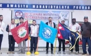 पोखरा, नेपाल केखूबसूरत शहर पोखरा में आयोजित 'पोखरा ओपन इनविटेशन इंटरनेशनल गेम्स' में भारतीय खिलाड़ियों ने अपने शानदार प्रदर्शन के दम पर चैंपियनशिप का खिताब अपने नाम कर लिया है। प्रतियोगिता का आयोजन पोखरा स्थित सैनिक आवासीय विद्यालय के खेल परिसर में किया गया, जहाँ भारतीय दल ने विभिन्न स्पधाओं में दबदबा बनाए रखा। प्रतियोगिता मै मुख्य अथिति वर्ल्ड इंटरनेशनल ड्रिपबॉल एसोसिएशन के प्रेजिडेंट अरविंद चित्तौड़िया व पोखरा क्रिकेट अकादमी के अध्यक्ष बाबुन, भारत ड्रिपबॉल व सॉफ्ट क्रिकेट फेडरेशन से मानसिंह, सुभाष स्वामी, विनोद व सैनिक आवासीय विद्यालय के स्पोर्ट्स हेड राजकुमार जी उपस्थित रहे। ? इस खेल प्रतियोगिता में भारत और नेपाल सहित विभिन्न क्षेत्रों केएथलीटों ने हिस्सा लिया। भारतीय खिलाड़ियों ने तकनीकी कौशल और शारीरिक क्षमता का परिचय देते हुए पदक तालिका में शीर्ष स्थान हासिल किया। प्रतियोगिता का आयोजन सैनिक आवासीय विद्यालय, पोखरा (नेपाल) के खेल मैदान पर किया गया, जिसमे ड्रिपबॉल व सॉफ्ट क्रिकेट खेल की प्रतियोगिता हुयी। भारत ने सर्वाधिक अंक प्राप्त कर 'चैंपियन' की ट्रॉफी जीती। मैत्रीपूर्ण संबंधों को मजबूती खेल के जानकारों का मानना है कि इस तरह के आयोजनों से न केवल युवाओं को अपनी प्रतिभा दिखाने का मंच मिलता है। बल्कि भारत और नेपाल के बीच सांस्कृतिक और खेल संबंधों में भी प्रगाढ़ता आती है। समापन समारोह के दौरान विजेता खिलाड़ियों को मेडल और ट्रॉफी प्रदान कर सम्मानित किया गया। "भारतीय खिलाड़ियों का अनुशासन और समर्पण काबिले तारीफ रहा। वही भारत नेपाल मैत्री एसोसिएशन के सहायक सचिव क्रुणाल सिंह ने कहा इस तरह के आयोजन से सम्बन्ध गहरे होते है। और जल्द ही नेपाल मैं ड्रिपबॉल खेल के प्रसार हेतु नेपाल ड्रिपबॉल एसोसिएशन का गठन किया जायेगा। पोखरा की मेजबानी और खेल भावना ने इस आयोजन को और भी यादगार बना दिया। संचालन पोखरा क्रिकेट अकादमी के उपाध्यक्ष संतोष श्रेष्ठ ने किया वही भारत से सुनीता, सूरज, कीर्ति, आरती, अविनाश, धानसरी मौजूद रहे।