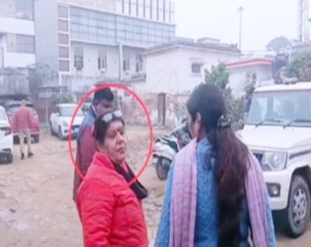 सीएमओकार्यालय में तैनात एक महिला बाबू को एंटी करप्शन टीम ने 5000 रुपए की रिश्वत लेते रंगे हाथ पकड़ा है। महिला बाबू पर आरोप है कि उन्हें सीएचसी में इंटर्नशिप अलॉटमेंट के नाम पर 5000 रुपए की रिश्वत मांगी थी। शिकायत कर्ता की शिकायत के बाद एंटी करप्शन की टीम ने सीएमओ कार्यालय में तैनात महिला क्लर्क बविता चौहान को रंगे हाथ रिश्वत लेते गिरफ्तार किया है। वही अचानक हुई एंटी करप्शन टीम की कार्यवाही से सीएमओ कार्यालय में मौजूद अन्य कर्मियों और अधिकारियों में खलबली मच गई। एंटी करप्शन की टीम सीएमओ कार्यालय से महिला बाबू को गाड़ी में बैठाकर पहले महिला थाने ले गई। जिसके बाद एंटी करप्शन की टीम महिला बाबू को कोतवाली हाथरस गेट लेकर पहुंच गई, वही एंटी करप्शन टीम ने महिला बाबू से पूछताछ कर उसके खिलाफमुकदमा दर्ज कर आगे की कार्यवाही शुरू कर दी। मिली जानकारी के मुताबिक, कोतवाली हाथरस सदर क्षेत्र के सीएमओ कार्यालय पर आज सोमवार करीब 12 बजे एंटी करप्शन की टीम ने सीएमओ कार्यालय में आईटीआई मेडिकल बोर्ड कक्ष में बैठी महिला बाबू बबीता चौहान को 5 हजार रुपए की रिश्वत लेते रंगे हाथों पकड़ लिया। महिला बाबू ने शोर मचाना शुरू कर दिया, इसके मौके पर अन्य कर्मचारी पहुंच गए। लेकिन एंटी करप्शन की टीम महिला बाबू को अपने साथ गाड़ी में बैठाकर ले गई।