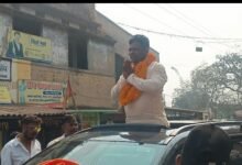 वार्ड नंबर 2 से प्रत्याशी वशिष्ठ चौहान नामांकन के लिए अपने हजारों समर्थकों के साथ काफिला लेकर डी सी ऑफिस में नामांकन किया 30 IMG 20260203 WA0411
