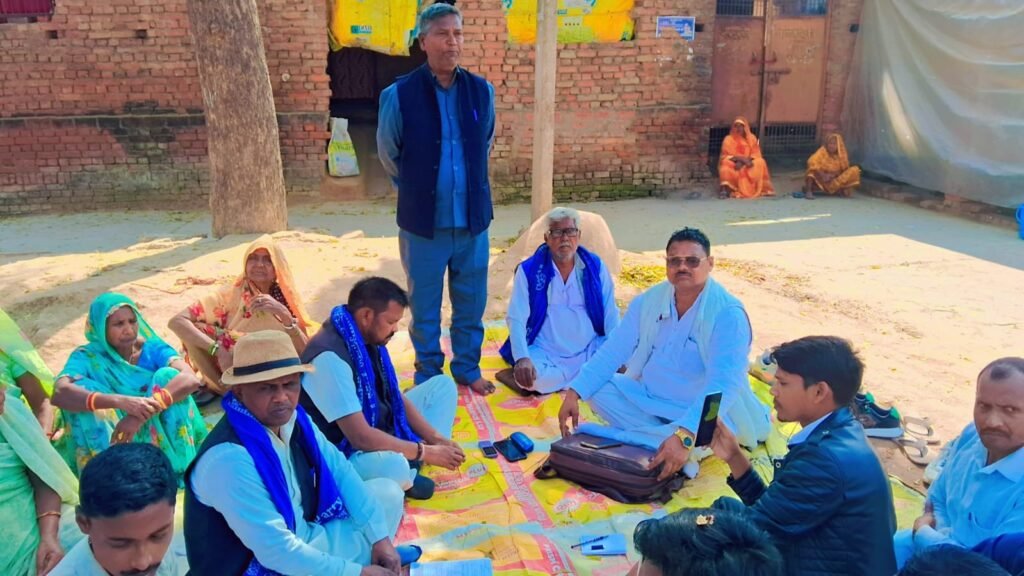 जिसमें मुख्य अतिथि के रूप में मंडल प्रभारी श्री महेंद्र कुमार भारती साहब एवं विशिष्ट अतिथि के रूप में श्री माता प्रसाद सिंह पटेल एडवोकेट प्रभारी विधानसभा 398 चुनार तथा अध्यक्षता मिठाई लाल बियार उपाध्यक्ष विधानसभा चुनार तथा संचालन श्री संतोष कुमार सिंह पटेल उर्फ मंगरु पटेल ने किया बैठक में बुथ का गठन करते हुए सभी की सदस्यता दिलाने का काम किया गया जिससे पार्टी का 398 चुनार विधान के साथ-साथ पुरे ऊतर-प्रदेश में ज्यादा से ज्यादा सीटें जीत कर पांचवीं बार आदरणीय बहन कुमारी मायावती जी को मुख्यमंत्री बनाया जा सके। बैठक में मुख्य रूप से पुर्व विधान सभा प्रभारी श्री अर्जुन बियार, श्री श्याम लाल बियार, सेक्टर अध्यक्ष गोपाल उर्फ डब्लू, एडवोकेट मोती भारती श्रीमती रजजो देवी, विक्रमा भारती, बुद्धू, महेन्द्र, राम अचल, कल्लो देवी विनोद कुमार आदि लगभग सभी सेक्टर एवं बूथ के पदाधिकारिगण उपस्थित रहे।जमालपुर /मीरजापुर । आज बहुजन समाज पार्टी की बूथ स्तरीय गठन हेतु आवश्यक बैठक सेक्टर मठना की आहूत की गई जिसमें मुख्य अतिथि के रूप में मंडल प्रभारी श्री महेंद्र कुमार भारती साहब एवं विशिष्ट अतिथि के रूप में श्री माता प्रसाद सिंह पटेल एडवोकेट प्रभारी विधानसभा 398 चुनार तथा अध्यक्षता मिठाई लाल बियार उपाध्यक्ष विधानसभा चुनार तथा संचालन श्री संतोष कुमार सिंह पटेल एडवोकेट उर्फ मंगरु पटेल ने किया बैठक में बुथ का गठन करते हुए सभी की सदस्यता दिलाने का काम किया गया जिससे पार्टी का 398 चुनार विधान के साथ-साथ पुरे ऊतर-प्रदेश में ज्यादा से ज्यादा सीटें जीत कर पांचवीं बार आदरणीय बहन कुमारी मायावती जी को मुख्यमंत्री बनाया जा सके। बैठक में मुख्य रूप से पुर्व विधान सभा प्रभारी श्री अर्जुन बियार, श्री श्याम लाल बियार, सेक्टर अध्यक्ष गोपाल उर्फ डब्लू, एडवोकेट मोती भारती श्रीमती रजजो देवी, विक्रमा भारती, बुद्धू, महेन्द्र, राम अचल, कल्लो देवी विनोद कुमार आदि लगभग सभी सेक्टर एवं बूथ के पदाधिकारिगण उपस्थित रहे।