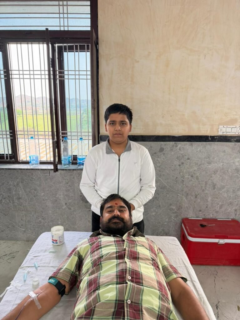 जयपुर।नेकावाला में रक्तदान कैम्प में रक्तदान करते