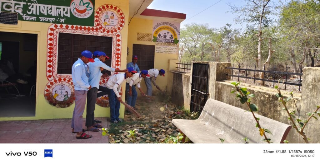 जयपुर।धौला में संत शिरोमणि नारायण दास राजकीय उच्च माध्यमिक विद्यालय में "राष्ट्रीय सेवा योजना शिविर" के समापन पर लिया सेवा स्वच्छता का संकल्प 