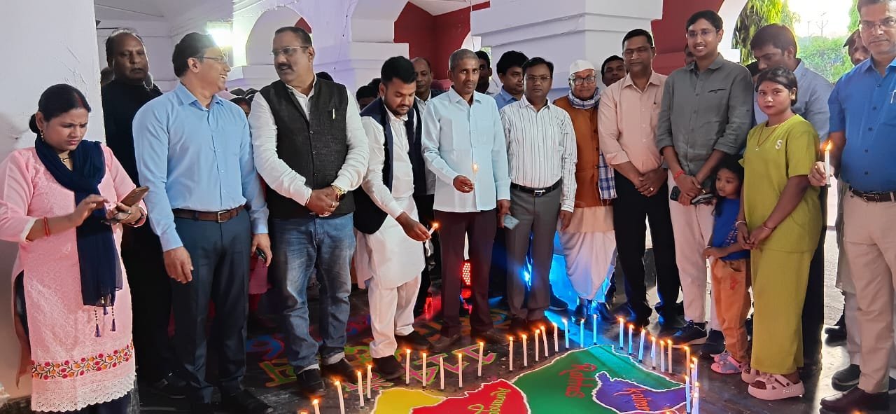 बिहार के 114वां स्थापना दिवस के अवसर पर आज संध्या समहरणालय परिसर मे 114मोमबतिया जलाकर बिहार स्थापना दिवस मनाया गया l 11 IMG 20260322 WA0063
