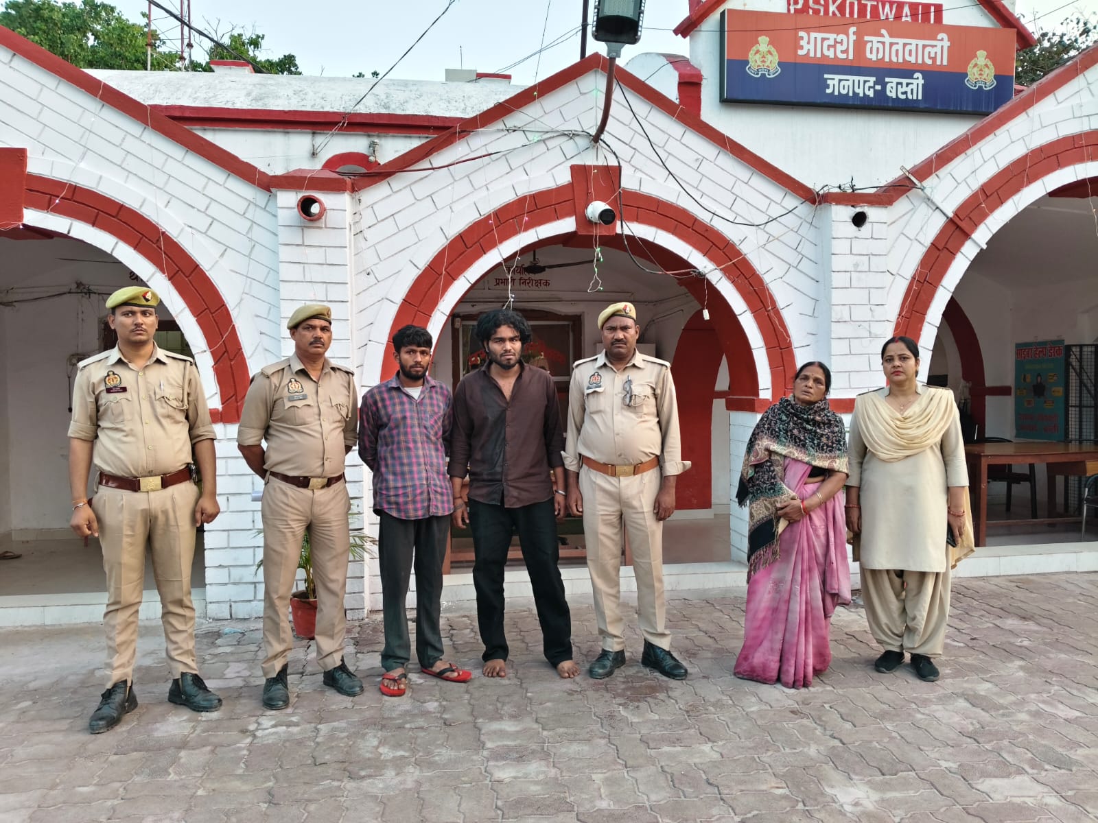 सफेद जहर के सौदागरों पर बस्ती पुलिस का सर्जिकल स्ट्राइक; परिवार के तीन सदस्य गिरफ्तार 11 IMG 20260322 WA0311