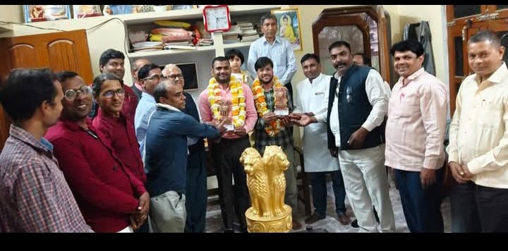 हेडलाइन: सम्राट अशोक क्लब गाजीपुर ने किया दो होनहार युवाओं का सम्मान, पीएचडी होल्डर तेज बहादुर मौर्य और गोल्ड मेडलिस्ट पत्रकार सिद्धार्थ मौर्य बने युवाओं की प्रेरणा 12 IMG 20260308 211705