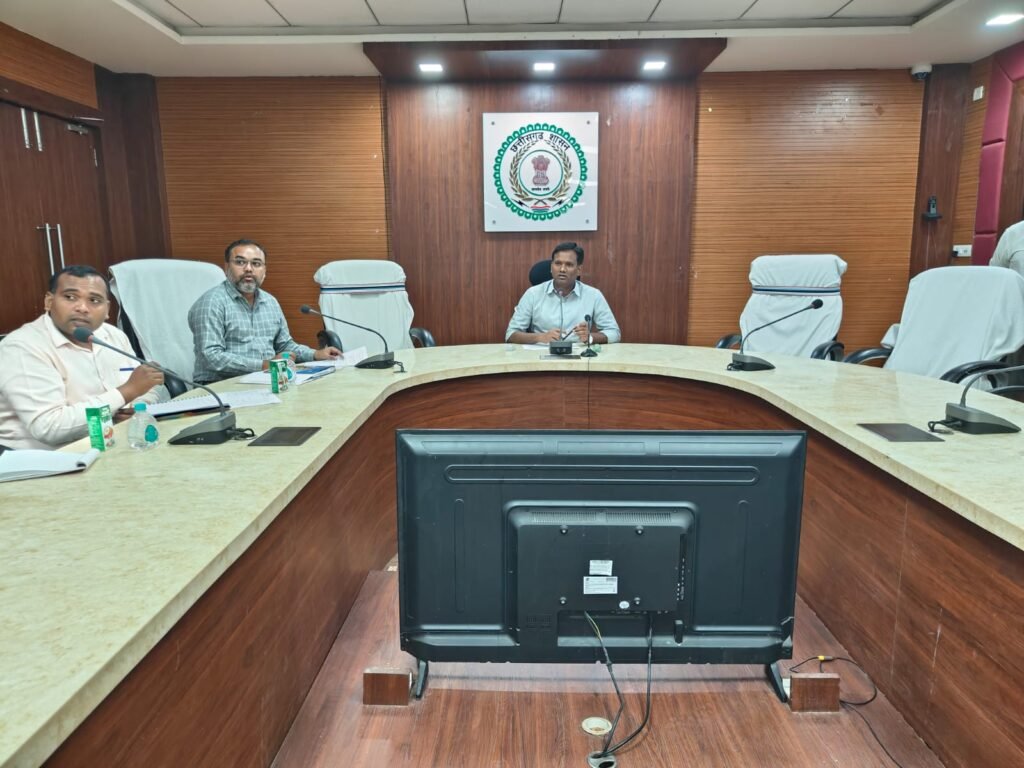 पेट्रोल, डीजल एवं एलपीजी आपूर्ति व्यवस्था की समीक्षा हेतु कलेक्टर ने ली पंप संचालकों एवं गैस वितरकों की बैठक 2 01 गैस वितरकों की बैठक