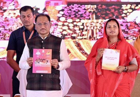 मुख्यमंत्री श्री विष्णुदेव साय के मार्गदर्शन एवं मंत्री लक्ष्मी राजवाड़े के नेतृत्व में नक्सल मुक्त जिलों के भवनविहीन आंगनबाड़ी केन्द्रों को मिलेंगे पक्के भवन 12 04 मुख्यमंत्री श्री विष्णुदेव साय