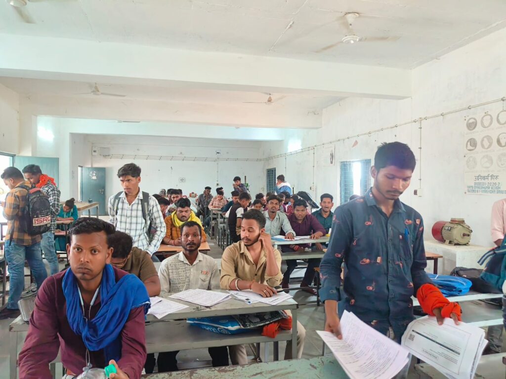 युवाओं के सपनों को मिली नई उड़ान, आईटीआई भटगांव में आयोजित रोजगार मेले में हजारों युवाओं ने दिखाया उत्साह 12 06 युवाओं के सपनों को मिली