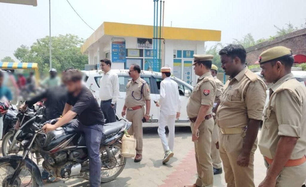क्षेत्राधिकारी डुमरियागंज द्वारा कस्बा डुमरियागंज के विभिन्न पेट्रोल पंपो पर भ्रमण 2 FB IMG 1779351473360