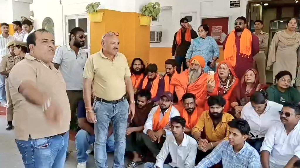 “दारुल उलूम देवबंद के नीचे शिव मंदिर होने का दावा: सहारनपुर में नई बहस, हिंदू रक्षा दल ने खुदाई की उठाई मांग” 3 HI6fFLKbwAAndwf