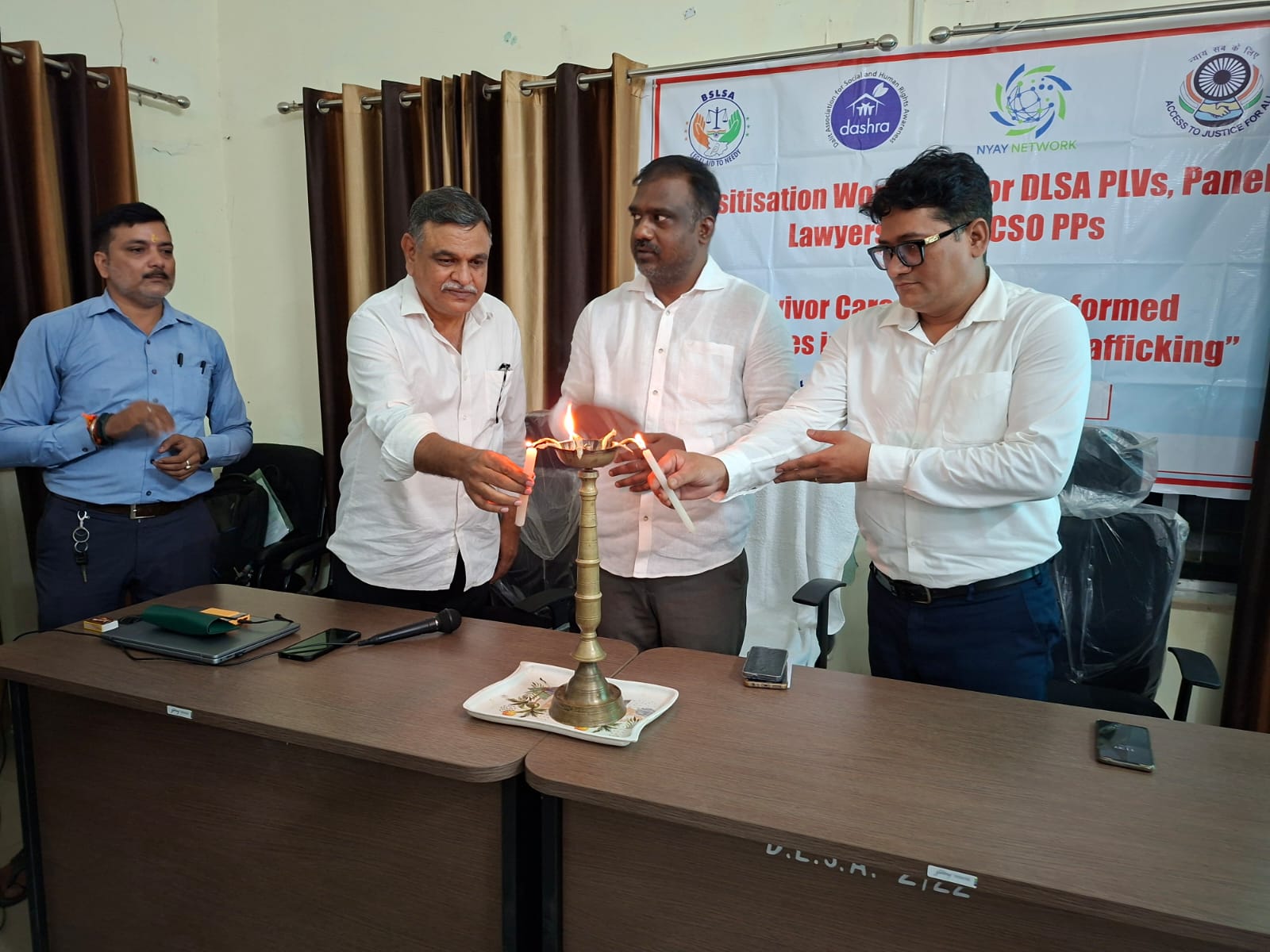 आज जिला विधिक सेवा प्राधिकार के सभाकच्छ यौन तस्करी से निपटने मे सर्वाइवर केयर एवं ट्रॉमा इन्फॉर्मड़ अप्रोच विषय पर एक संवेदनशीलता कार्यक्रम आयोजित किया गया l 11 IMG 20260523 WA0632