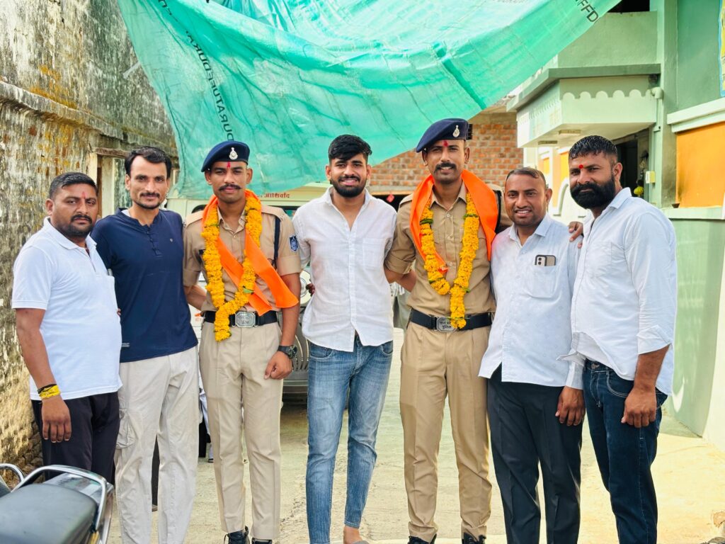 आरक्षक पद की ट्रेनिंग पूरी कर घर आने पर पूर्व सरपंच ने किया स्वागत 13 IMG 20260524 WA0221