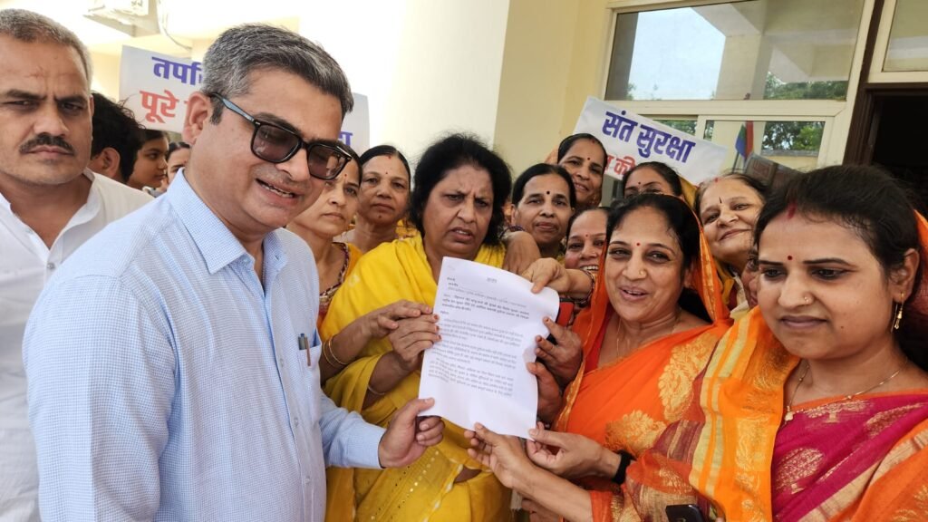 हजारों समाजजन हाथों में तख्तियां लेकर पहुंचे तहसील कार्यालय, दोषियों पर कठोर कार्रवाई एवं संत सुरक्षा नीति की उठाई मांग 2 IMG 20260525 WA0053