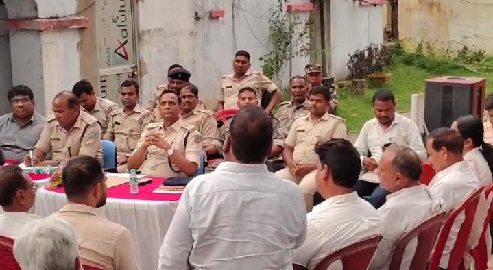 कतरास थाना प्रांगण में बकरीद को लेकर शांति समिति की बैठक बाघमारा के डीएसपी ने की अध्यक्षता संचालन मोहम्मद शहाबुद्दीन ने किया 1 IMG 20260526 WA0089
