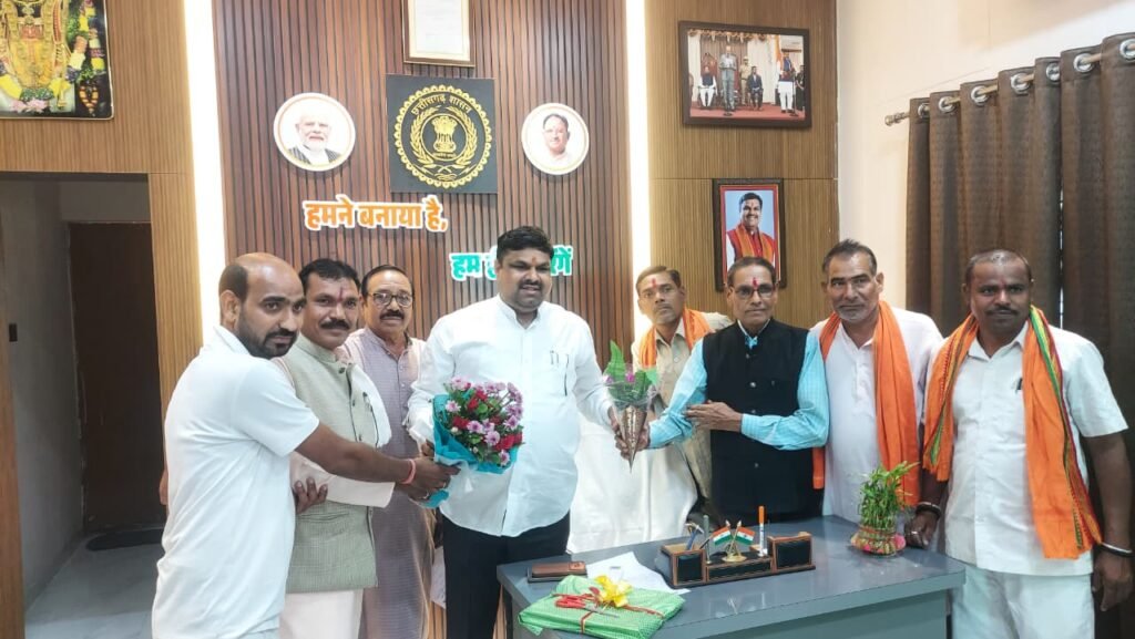 तरेगा राज और छत्तीसगढ़ राज्य ठेठवार महासभा की अनूठी पहल: शिक्षा मंत्री गजेंद्र यादव ने किया 'विवाह पत्रिका' का भव्य विमोचन! 2 IMG 20260527 WA0109