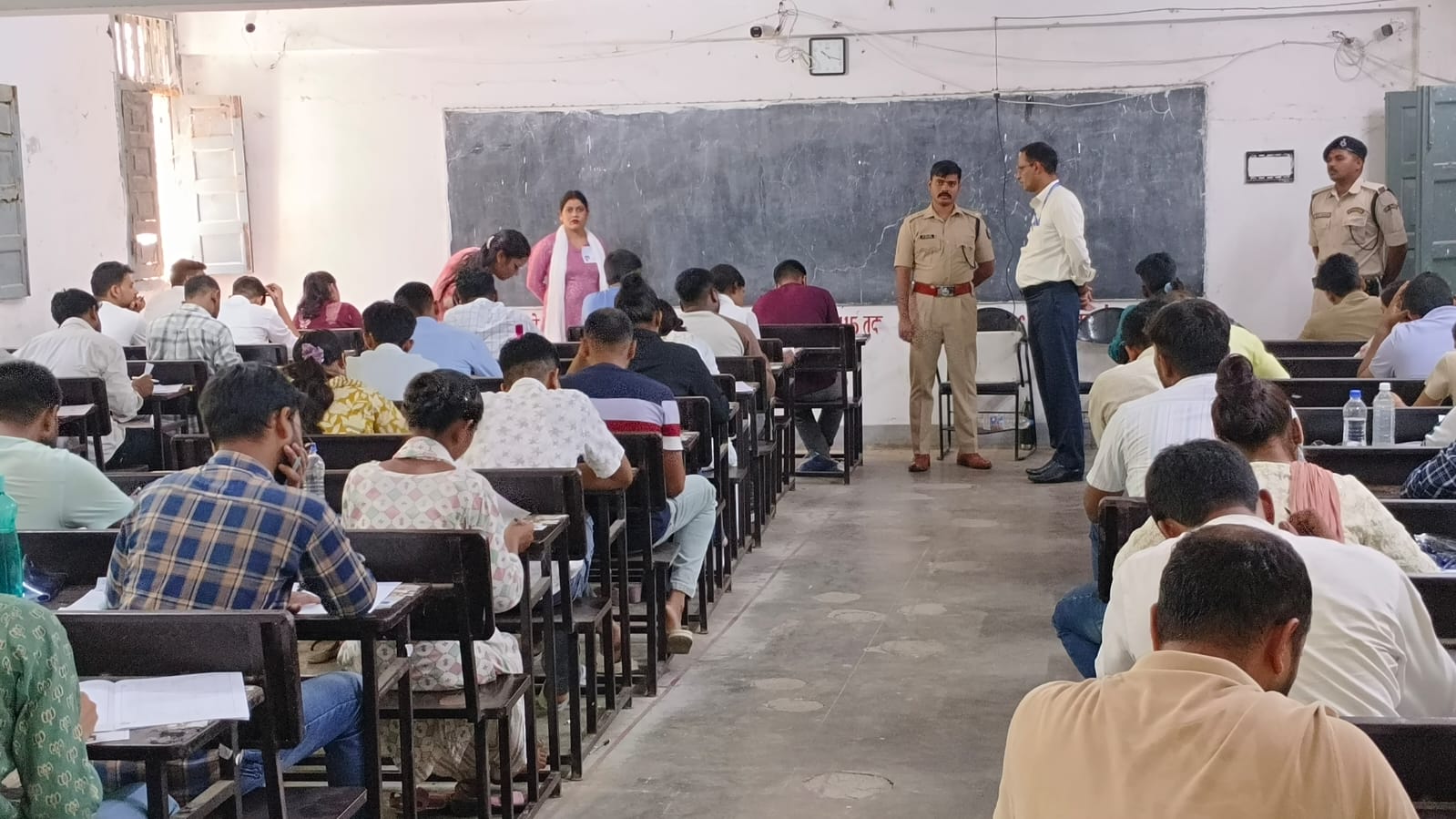 नगर पुलिस अधीक्षक गया द्वारा आज अवर पुलिस निरीक्षक परीक्षा के सफल एवं शांतिपूर्ण संचालन को लेकर गया स्थित बिभिन्न परीक्षा केन्द्रो का निरीक्षण किया गया l 11 IMG 20260527 WA04061
