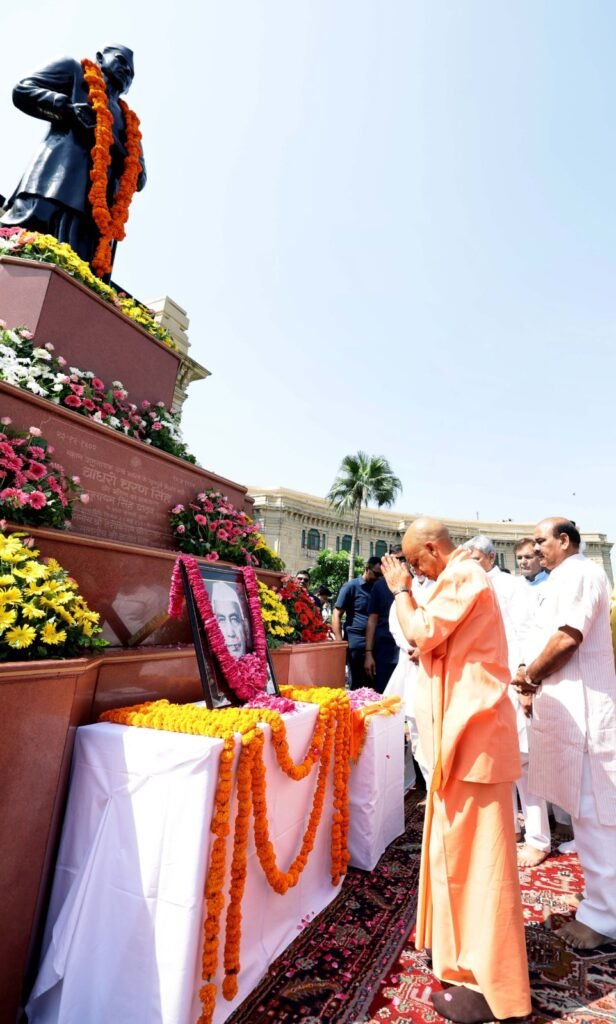मुख्यमंत्री योगी आदित्यनाथ जी ने आज पूर्व प्रधानमंत्री 'भारत रत्न' चौधरी चरण सिंह जी की पुण्यतिथि पर उनकी प्रतिमा पर पुष्पांजलि अर्पित कर उनकी स्मृतियों को नमन किया। 2 IMG 20260529 WA0026 1