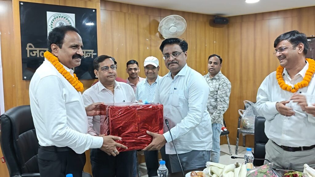 निवर्तमान अपर समाहर्ता एवं जिला उप निर्वाचन पदाधिकारी के स्थानांतरण पर गरिमामय विदाई-सह-सम्मान समारोह आयोजित* 15 IMG 20260530 WA0022
