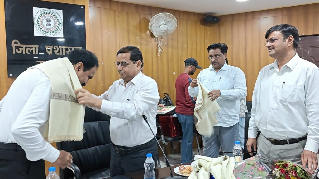 निवर्तमान अपर समाहर्ता एवं जिला उप निर्वाचन पदाधिकारी के स्थानांतरण पर गरिमामय विदाई-सह-सम्मान समारोह आयोजित* 14 IMG 20260530 WA0024