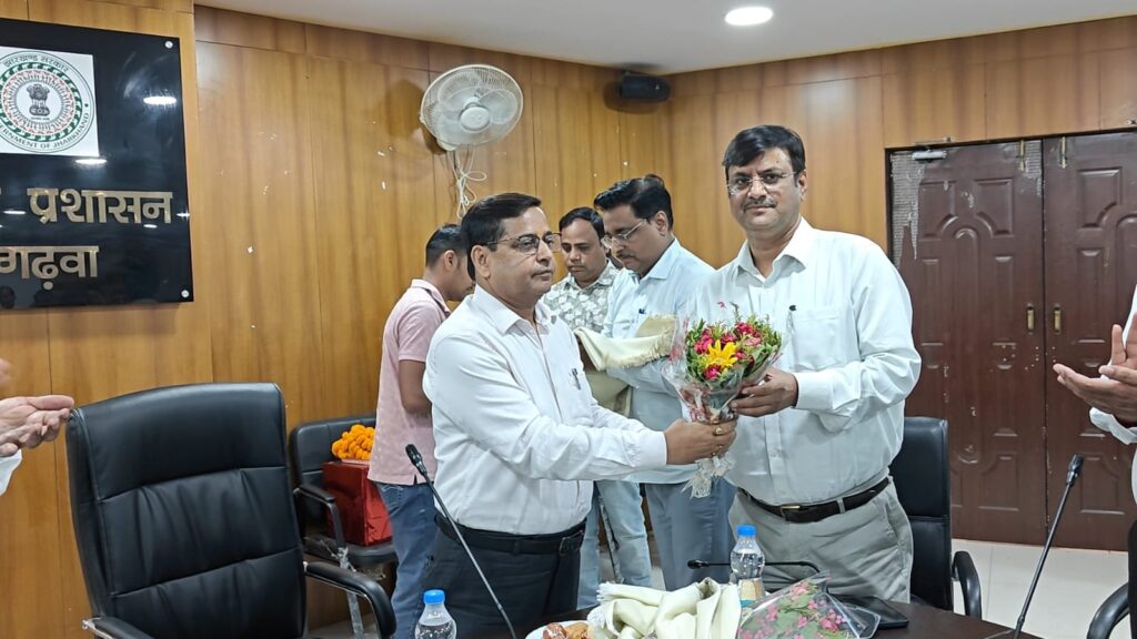 निवर्तमान अपर समाहर्ता एवं जिला उप निर्वाचन पदाधिकारी के स्थानांतरण पर गरिमामय विदाई-सह-सम्मान समारोह आयोजित* 13 IMG 20260530 WA0025